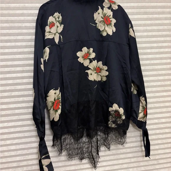 VINCE.‎ Gardenia Floral Print Tie Sleeve Silk Blouse w/added Lace Hem - Size M - Picture 7 of 8